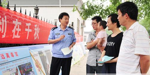 正陽縣公安局禁毒大隊(duì)向行人宣傳“預(yù)防毒駕、珍愛生命”常識(shí)