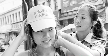 正陽縣公安局交警大隊(duì)組織志愿者講解道路交通安全知識(shí)