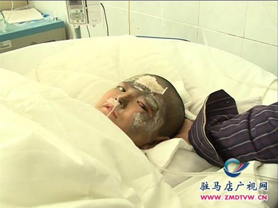 特別關(guān)注：深夜火災(zāi)一家三口兩人重傷，同窗好友集體救助_2014121420339.JPG