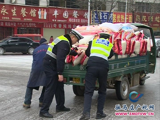 雨雪天氣路滑難行，交警提醒安全出行3.JPG