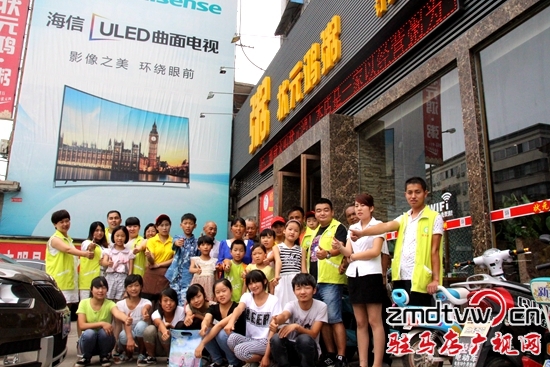陽光助學(xué)志愿者、受助學(xué)生、家長在狀元鴻酒店合影留念.jpg