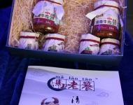 據(jù)了解，駐馬店清雅齋清真食品有限公司成立于2015年10月，是一家年輕的食品加工企業(yè)。公司位于駐馬店裝備產(chǎn)業(yè)集聚區(qū)，占地約2000平方米，擁有先進(jìn)的標(biāo)準(zhǔn)化生產(chǎn)設(shè)備和大型倉庫。公司專注于清真類食品的研發(fā)和加工，其主打的“馬老饕”牌清真牛肉醬和牛肉條，以我市豐富的夏南牛資源為原料基地，以獨(dú)特配方和加工工藝制成，填補(bǔ)了我市該類食品加工業(yè)的空白。