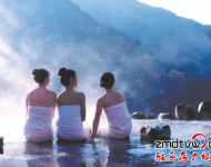 泡溫泉：嵖岈山溫泉度假酒店溫泉占地150畝，整個項目是由河南省乃至中原六省最大的溫泉項目。將中國的養(yǎng)生溫泉文化演藝的淋漓盡致。她將中國人的健康概念提升到一個高度。她引領(lǐng)的是一種健康的生活方式。溫泉水屬國家罕見的鈾溫泉，溫泉水富含氯、硫酸根、氟、氡、可溶性硅酸、鈉、鈣、鉀、鎂等30多種有益人體的礦物質(zhì)微量元素，常泡溫泉具有養(yǎng)生、美容、延年益壽等功效。