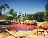 露天溫泉占地120畝，整個露天溫泉區(qū)溫泉養(yǎng)生功效泡池163個，及其的震撼和壯觀。室內(nèi)溫泉綜合服務(wù)樓，總面積2萬平方米，一次性可接待約6000人。    優(yōu)惠活動：   嵖岈山溫泉小鎮(zhèn)鉅惠會員卡提前預(yù)售，辦理前100名會員卡的，根據(jù)會員辦理繳費情況，免費贈送嵖岈山溫泉門票，最多可贈送100張，名額有限，贈完為止！咨詢電話0396-4999999/4999906市內(nèi)：溫泉門票買二送一，買三送二地址：建業(yè)森林半島38號樓5單元6樓電話：15103812551    13839938576