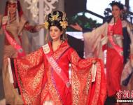 2015世界旅游小姐全球總決賽近日在吉隆坡落幕，61個國家和地區(qū)的61名佳麗參加了總決賽。最終，菲律賓選手獲得冠軍。烏干達選手和立陶宛選手分別獲得了第二名和第三名。圖為2015世界旅游小姐中國總決賽冠軍王汝妍驚艷亮相。