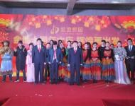 河南金地集團(tuán)公司領(lǐng)導(dǎo)及全體演員上臺合影留念 。 大鵬一日同風(fēng)起，扶搖直上九萬里。今天，金地家園將負(fù)黃牛之精神、懷鯤鵬之志向不斷尋求更高更新的突破，必將為實(shí)現(xiàn)中國夢而翱翔于天中大地!