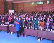 現(xiàn)場的女企業(yè)家們全體起立配合主持人的互動