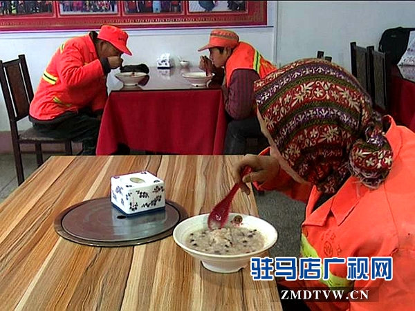 一碗臘八粥，為環(huán)衛(wèi)工人送去溫暖_20160118083516.JPG