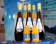 本地特色產(chǎn)品五龍口飲品飲品在優(yōu)質(zhì)果蔬原產(chǎn)地甄選上等的食材入料，在順應(yīng)大眾對(duì)產(chǎn)品營(yíng)養(yǎng)和口感雙重需求的前提下，融合傳統(tǒng)鮮榨工藝與現(xiàn)代科技，最大限度地保留果蔬的天然成分，最大限度地保持果蔬的芬芳。