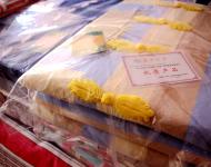 上蔡縣手織老粗布?xì)v史悠久，在汲取傳統(tǒng)的粗布文化精髓的基礎(chǔ)上開發(fā)出既保持傳統(tǒng)粗布厚重拙樸的原始風(fēng)格，又帶有現(xiàn)代時(shí)尚氣息的老粗布工藝新品種，使這一民間傳統(tǒng)工藝得到了繼承與發(fā)展。