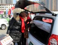 新能源電動(dòng)車成為消費(fèi)者的新寵，慢慢走近千家萬(wàn)戶。