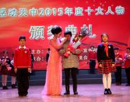 一個樸實、陽光如鄰家小伙的帥氣青年，在危險來臨之際奮不顧身撲向火場，與死神搏斗的日日夜夜仍念念不忘作為保安的職責。他的事跡感動鵬城驛城、感動天中、感動大江南北。大愛真英雄，烈火中永生，柔肩擔道義，熱血鑄忠誠。烈火忠魂——李到信