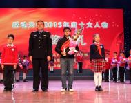 甘守清貧卻大方資助別人，忠于職責卻把對親人的愛深埋在心里。扎根基層保一方平安，他是百姓心中的守護神；心系群眾為人民著想，他是鄉(xiāng)親們心貼心的好所長。貼心的所長不該走。貼心所長——夏明臣