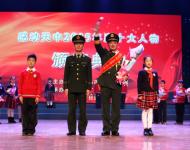 滄海橫流，方顯英雄本色。面對危險義無反顧，他的從容讓人敬佩；處置事故身先士卒，他的身影讓人動容。穿越生死為人們帶來平安，愛兵如子用生命書寫忠誠。消防衛(wèi)士——董英俊 