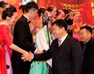 駐馬店人民政府市長(zhǎng)陳星、市政協(xié)主席劉軍甫、市政府常務(wù)副市長(zhǎng)張昕、市委宣傳部部長(zhǎng)戚存杰上臺(tái)與演職人員握手。