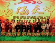 駐馬店人民政府市長(zhǎng)陳星、市政協(xié)主席劉軍甫、市政府常務(wù)副市長(zhǎng)張昕、市委宣傳部部長(zhǎng)戚存杰上臺(tái)與演職人員合影。