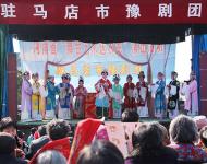 （記者 武帥 健豪）2月17日上午，由駐馬店市文廣新局主辦，市演藝中心（原市豫劇團(tuán)）承辦的新春戲曲周在世紀(jì)廣場正式拉開帷幕。來自市演藝中心的戲曲名家們將在為期一周的時(shí)間里，為廣大市民奉獻(xiàn)一場精彩的節(jié)日戲曲大餐。