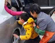 大年初八過完了，許多在城里打工的農(nóng)民工開始陸續(xù)返城，一個(gè)無法避免的問題再次發(fā)生，留守兒童和父母的分別。在邛崍臨濟(jì)鎮(zhèn)瑞林村，記者又看到了這傷心的一幕。40歲的植大姐是一個(gè)女快遞員，今天是她回成都準(zhǔn)備上班的日子，7歲多的峰峰吵著要跟母親上成都，爺爺奶奶在一旁拉都拉不住，峰峰一直試圖向前拉住媽媽的手，嘴里一直說著“你們不能這樣對我。