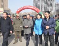       當天上午，駐馬店市委常委、宣傳部長戚存杰，市政府副市長馮玉梅親臨現(xiàn)場慰問說書藝人并和市委宣傳部、文廣新局領導以及數(shù)千名市民一起觀看精彩的演出。