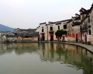 因一襲煙雨罩江南，兩袖清風(fēng)論古今?！杜P虎藏龍》、《蘇乞兒》之類的經(jīng)典古裝動(dòng)作片在宏村取景拍攝，