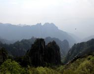 黃山原名黟山，因峰巖青黑，遙望蒼黛而名。后因傳說軒轅黃帝曾在此煉丹，故改名為“黃山”。明朝旅行家徐霞客登臨黃山時(shí)，曾對(duì)黃山的秀麗這樣贊嘆：“薄海內(nèi)外之名山，無如徽之黃山。登黃山，天下無山，觀止矣！”被后人引申為“五岳歸來不看山，黃山歸來不看岳”。（攝影/水墨丹青）