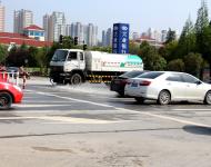 為創(chuàng)建全國(guó)文明城市、國(guó)家衛(wèi)生城市，灑水車每天馬不停蹄。
