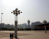 4月7日上午，記者在駐馬店北區(qū)看到，經(jīng)過(guò)兩天持續(xù)降雨的洗禮，整個(gè)城市煥然一新，記者隨手拍了幾張小景與廣大網(wǎng)友分享。駐馬店天中廣場(chǎng)到處彰顯社會(huì)主義核心價(jià)值觀的口號(hào)。（記者/喬建豪）