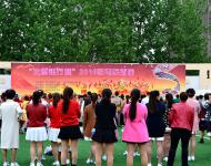 大賽吸引很多人參加（上圖）?！抉v馬店廣視網(wǎng)訊】（記者 蘇莎）多彩生活，幸福年華。4月17日上午9時，由駐馬店市總工會、 駐馬店市婦女聯(lián)合會主辦的“中原銀行杯”2016駐馬店首屆廣場舞大賽，在駐馬店市黃淮學(xué)院北區(qū)操場開幕。