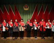 會議對在全市公安工作中取得突出成績的先進(jìn)集體和先進(jìn)個人以及長年默默無聞，關(guān)心支持公安工作的民警家屬代表進(jìn)行了隆重表彰。