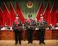 榮獲2015年度全市公安機(jī)關(guān)“優(yōu)秀基層單位”、“好警嫂”、“優(yōu)秀共產(chǎn)黨員、“優(yōu)秀人民警察”、“執(zhí)法監(jiān)督標(biāo)兵”、“破案能手”和“抓捕能手”等13項榮譽(yù)稱號的代表上臺領(lǐng)獎。