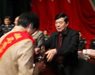 會議對在全市公安工作中取得突出成績的先進(jìn)集體和先進(jìn)個人以及長年默默無聞，關(guān)心支持公安工作的民警家屬代表進(jìn)行了隆重表彰。