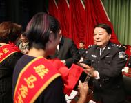 會議對在全市公安工作中取得突出成績的先進(jìn)集體和先進(jìn)個人以及長年默默無聞，關(guān)心支持公安工作的民警家屬代表進(jìn)行了隆重表彰。