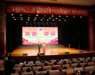 【駐馬店廣視網(wǎng)訊】（記者 劍鋒 蘇莎 武帥）4月27日下午，為紀(jì)念偉大的五四運(yùn)動(dòng)97周年、慶祝五四青年節(jié)，由共青團(tuán)駐馬店市委主辦的“青春使命”——駐馬店市各界青年紀(jì)念“五四”運(yùn)動(dòng)97周年主題聯(lián)歡會(huì)在市群藝館隆重舉行。晚會(huì)上，還表彰了19名“駐馬店青年五四獎(jiǎng)?wù)隆焙?5個(gè)“駐馬店青年五四獎(jiǎng)?wù)录w”。