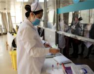由于科室人少，患者較多，已懷孕8個多月的護士曹艷仍堅守在工作崗位，忙前忙后。