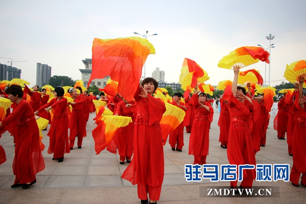200人演出的開場(chǎng)舞.jpg