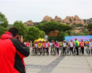 【駐馬店廣視網(wǎng)】（記者 蘇莎）5月21日-22日，體彩?環(huán)中原2016自行車(chē)公開(kāi)賽暨“嵖岈山杯”駐馬店環(huán)嵖岈山自行車(chē)賽在我市5A級(jí)景區(qū)嵖岈山舉行。在開(kāi)幕式和比賽現(xiàn)場(chǎng)，人們紛紛用手機(jī)、相機(jī)和攝像機(jī)記錄下精彩瞬間，駐馬店廣視網(wǎng)記者用鏡頭捕捉到了一些有趣的拍客畫(huà)面，分享給廣大網(wǎng)友。隨著手機(jī)的普及，拍攝已經(jīng)不再是專業(yè)人士的行為。隨手拍已經(jīng)成為人人都可以做到的記錄方式，我們都正在自覺(jué)或不自覺(jué)的用這種方式來(lái)記錄生活，見(jiàn)證歷史。