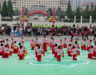 馮玉梅在致辭中指出，廣場舞活動，融音樂、舞蹈、健身于一體，以喜聞樂見的形式，進入社區(qū)和鄉(xiāng)村，具有廣泛的群眾基礎(chǔ)，深受群眾喜愛?！旧喜檀黻牎?  title=