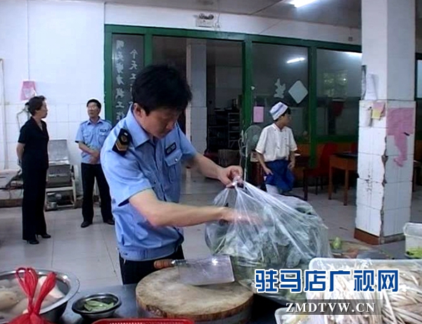 執(zhí)法人員檢查考場附近酒店廚房<a  href='http://www.114bangong.com/'  title='衛(wèi)生' target='_blank' >衛(wèi)生</a>_副本.jpg