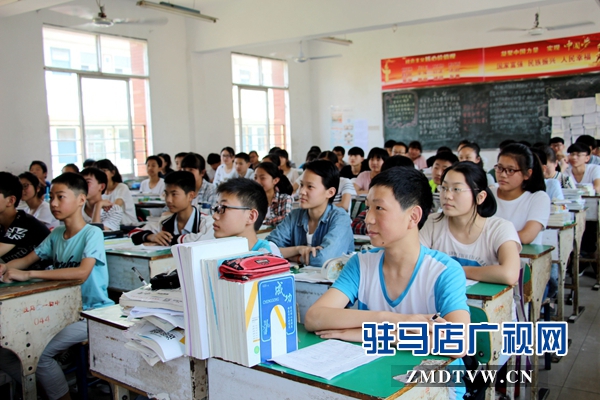 距中招考試只有一周了，同學(xué)們?nèi)栽谡J(rèn)真聽講.JPG