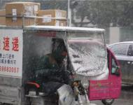 辛勤工作的快遞哥也是冒著大雪早早出門，開始一天的快遞配送工作，而這一切，除了養(yǎng)家糊口，你也不得不承認是為了讓你更早的收到自己的包裹。