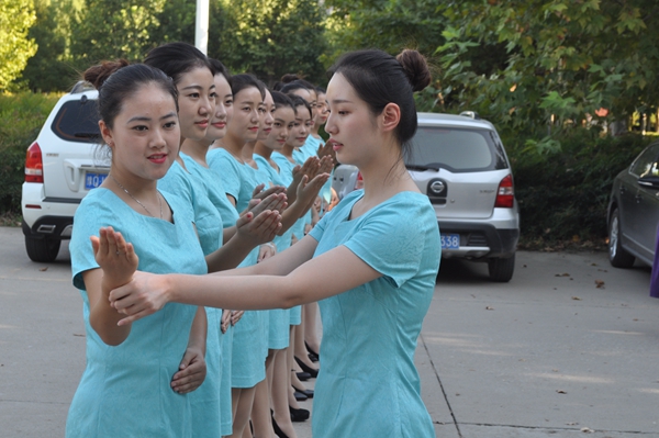“農(nóng)洽會(huì)”政務(wù)講解員換裝亮相