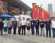 駐馬店市委宣傳部常務(wù)副部長(zhǎng)劉衛(wèi)明和駐馬店廣播電視臺(tái)臺(tái)長(zhǎng)王宇與參與大會(huì)開(kāi)幕式轉(zhuǎn)播的駐馬店廣播電視臺(tái)技術(shù)人員合影留念。