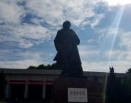 驛城區(qū)社會(huì)各界代表1000多人來(lái)到楊靖宇將軍紀(jì)念館，舉行2016年國(guó)家烈士紀(jì)念日公祭儀式，深切緬懷為民族獨(dú)立、人民解放和國(guó)家富強(qiáng)、人民幸福英勇獻(xiàn)身的革命先烈楊靖宇將軍，并為楊靖宇將軍塑像敬獻(xiàn)花籃。（圖/米山）