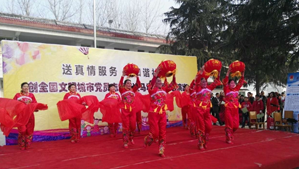 創(chuàng)全國文明城市黨員志愿者文藝演出走進馬堰社區(qū)