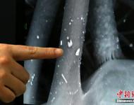 據(jù)他介紹，通過實驗看到的主要是固態(tài)的霧霾顆粒，有碳酸鈣、氧化鐵、硫酸鹽等，非固態(tài)的氣溶膠則要通過另外的方式才能看到。