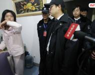 2014年1月29日，北京門頭溝法院執(zhí)行庭法官為了18名農民工能夠順利拿到包工頭張某的欠薪，一大早便驅車趕往一直與法院“躲貓貓”的張某家，對其進行強制執(zhí)行。圖為法官到張某家后，其妻稱他已幾個月沒回家。法制晚報/視覺中國