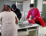 2015年12月7日，南京世嘉服飾有限公司因拖欠工人工資，被法院強制執(zhí)行。當日，溧水法院執(zhí)行局辦公室里出現奇葩一幕：一名被執(zhí)行人拎著滿滿一袋子硬幣來償還案款。經過幾名執(zhí)行法官的清點，共計3500元。