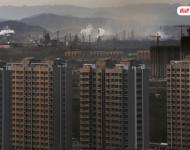 而盧廣這組圖片所反映出的也僅僅是工業(yè)發(fā)展影響城市環(huán)境的一個縮影。圖為站在邯鄲武安市城區(qū)西邊的商品房里，可清楚看到后方的裕華、金鼎、龍山等煉鋼企業(yè)。