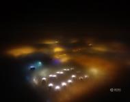 2017年1月3日，霧霾籠罩津城如“仙境”，記者航拍夜色中的城市，在霧霾之上，看到樓宇籠罩在霧霾中，燈光穿透霧霾發(fā)出幽幽的彩色光。nico/東方IC