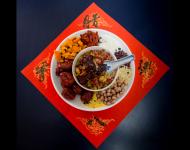 1月4日，內(nèi)蒙古呼和浩特市玉泉區(qū)清泉街社區(qū)一位老人在展示臘八粥食材。當(dāng)日，呼和浩特市玉泉區(qū)清泉街社區(qū)舉辦“溫暖臘八粥 濃濃鄰里情”活動，喜迎即將到來的“臘八節(jié)”。新華社發(fā) 丁根厚 攝